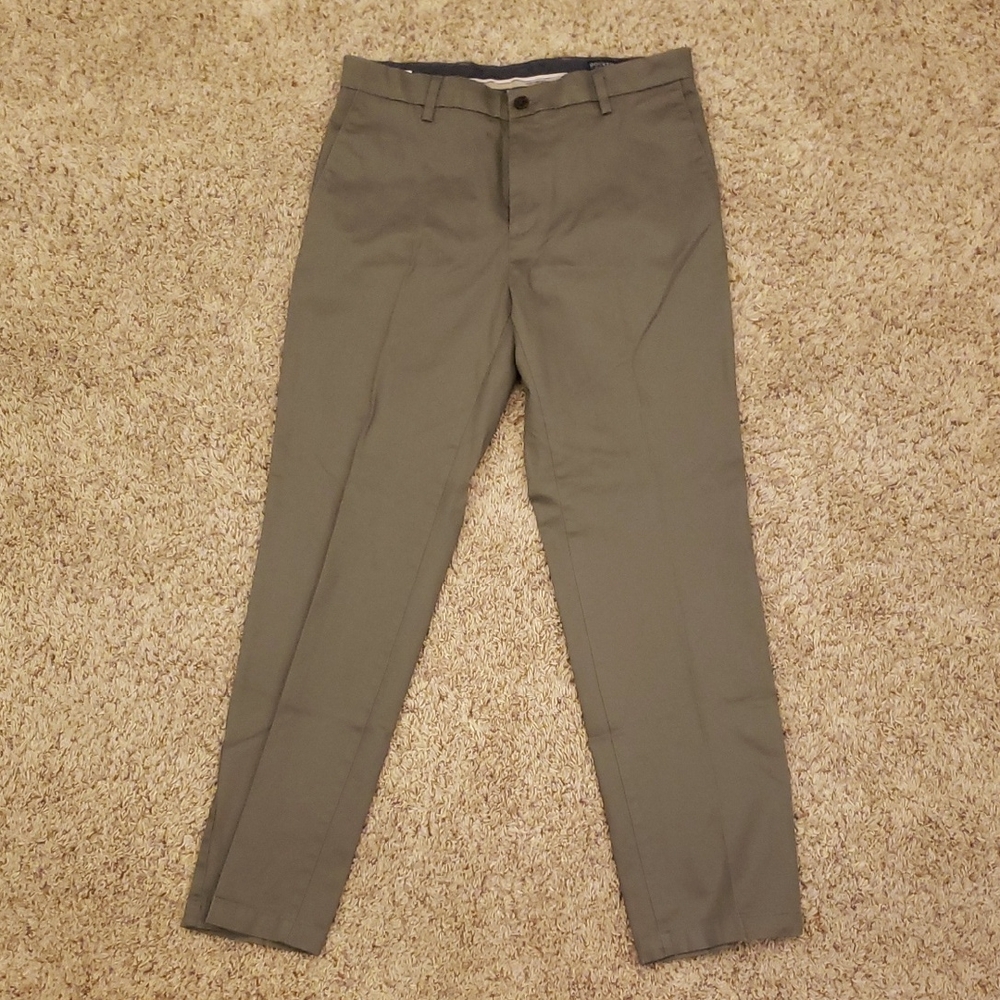 Docker's Signature Khakis Classic Fit